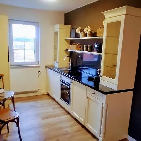 Ferienwohnung - 50 M², 2 Zimmer, Kuche, Bad, Pkw-stellplatz *